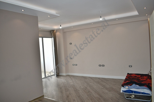 Apartament per shitje tek Bulevardi Blu ne Tirane.
Hyrja ndodhet ne katin e 5 banim te nje pallati 